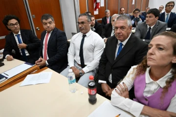 Le docteur Leopoldo Luque (c) à l'ouverture du procès sur la mort de la légende du football argentin Diego Maradona au tribunal de San Isidro, dans la province de Buenos Aires, en Argentine, le 11 mars 2025