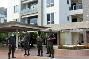 Des policiers montent la garde devant le domicile de l'ex-présidente par intérim de Bolivie Jeannine Anez à Trinidad (Bolivie), le 12 mars 2021