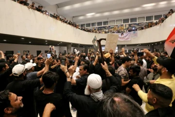 Des partisans de l'influent leader politique chiite Moqtada Sadr dans le parlement irakien, le 31 juillet 2022 à Bagdad