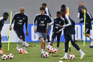 Le défenseur des Bleus Benjamin Pavard (c) lors d'une séance d'entraînement au stade d'Istra, le 4 juillet 2018