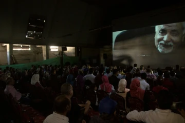 Des Palestiniens renouent avec le grand écran à Gaza avec la réouverture, le temps d'une soirée, du cinéma Samer, le 26 août 2017