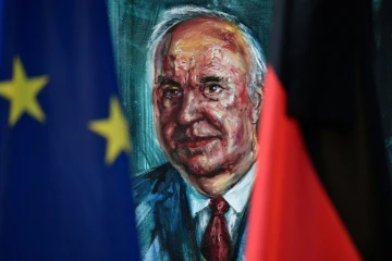 Un portrait de l'ancien chancelier allemand Helmut Kohl, encadré des drapeaux européen et allemand, le 18 juin 2017 à Berlin