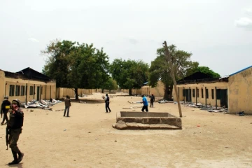 Des policiers sur le site de l'école de Chibok où 219 lycéennes ont été enlevées par Boko Haram, le 21 avril 2014 au Nigeria