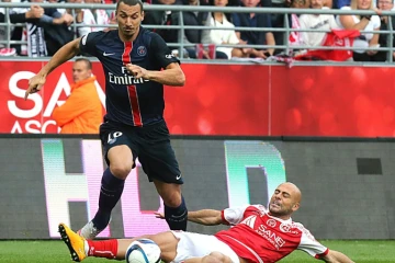 L'attaquant du PSG Zlatan Ibrahimovic taclé par le Rémois Jaba Kankava, le 19 septembre 2015 au stade Auguste Delaune