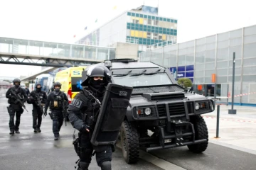 Des membres du RAID à l'aéroport d'Orly où un assaillant a été abattu après avoir attaqué des militaires, le 18 mars 2017 