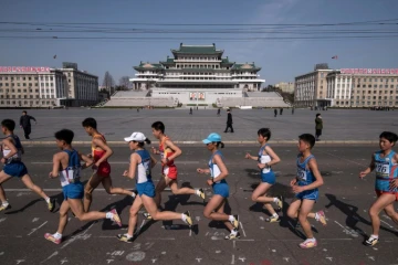 Les coureurs du marathon de Pyongyang devant le square Kim Il-Sung, le 9 avril 2017 