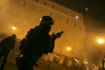 Un gendarme Français lance une grenade lacrymogène lors d&rsquo;affrontements avec des manifestants à Ajaccio, sur l&rsquo;île méditerranéennz de Corse, à la suite d&rsquo;une manifestation de soutien à Yvan Colonna agressé par un codétenu à la prison d&rsquo;Arles, le 9 mars 2022.