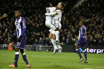 Zlatan Ibrahimovic fête son but pour le PSG contre Toulouse avec Serge Aurier, le 16 janvier 2016 au Stadium 
