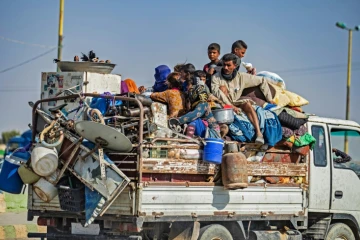 Des civils arrivent à Tall Tamr, dans le nord-ouest de la Syrie, après avoir fui les bombardements turcs sur le nord-est du pays, le 10 octobre 2019