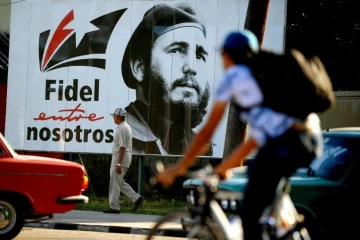 Un portrait géant de Fidel Castro jeune dans une rue de La Havane, le 24 novembre 2017 à Cuba