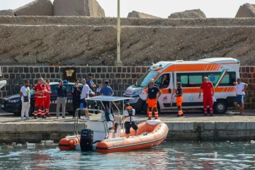 Un bateau des garde-côtes se prépare à rechercher six personnes disparues après avoir récupéré le corps d'une victime du naufrage d'un voilier de luxe au large de Porticello, le 19 août 2024 en Sicile