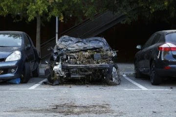 Photo prise le 7 octobre 2015 montrant des voitures endommagées par les intempéries du week-end précédent à Cannes 