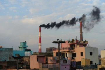 De la fumée s'échappe des cheminées d'une centrale thermique à New Delhi, le 20 mars 2015 en Inde