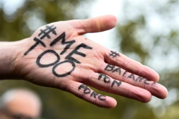 Une main arborant les expressions "#Me too" et #Balancetonporc pendant un rassemblement contre les violences sexuelles et de genre organisées par l'association Les Effronté-e-s, Place de la République à Paris le 29 octobre 2017.