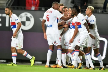 La joie des joueurs lyonnais après le premier but de l'OL inscrit par Memphis Depay (c) sur la pelouse de Rennes, le 11 août 2017