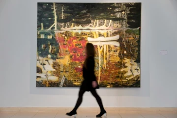 L'oeuvre de l'artiste britannique Peter Doig "Swamped" (submergé en français) exposée lors d'une présentation à la presse avant une ventre aux enchères Christie's, à Londres, le 10 avril 2015