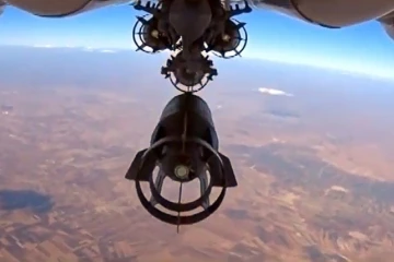 Image tirée d'une vidéo diffusée le 6 octobre 2015 sur le site du ministère russe de la Défense montrant un avion russe larguant une bombe au-dessus de la Syrie