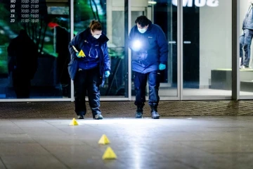 Des policiers recherchent des indices sur les lieux de l'attaque au couteau dans une rue commerçante de La Haye, le 29 novembre 2019