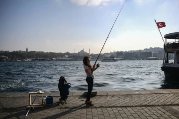 Une femme pêche sur un quai du Bosphore, à Istanbul, le 15 novembre 2017