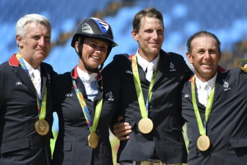 L'équipe de France de saut d'obstacles (Roger Yves Bost, Pénélope Leprevost, Philippe Rozier et Kevin Staut) en or aux Jeux de Rio, le 17 août 2016