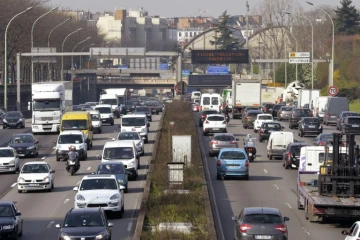 Un panneau sur le périphérique parisien indique "Risque pollution ralentir" le 10 avril 2015