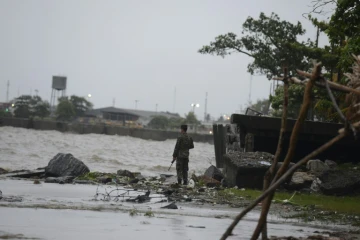 Un soldat le 3 août 2016 sur le rivage de Puerto Cortes au Honduras avant le passage de l'ouragan Earl