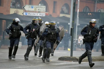Une charge policière en plein centre de Toulouse  samedi 16 novembre 2019, pour le pemier anniversaire du mouvement des "gilets jaunes"