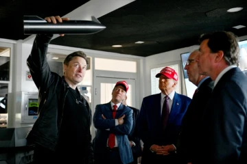 Elon Musk (g) et le président élu américain Donald Trump (3e g) dans une salle de contrôle avant le lancement d'un vol d'essai de la fusée Starship de SpaceX, le 19 novembre 2024 à Brownsville, au Texas
