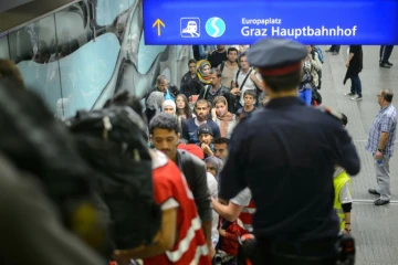 Des migrants attendent de monter dans un bus le 20 septembre 2015 à Graz en Autriche 