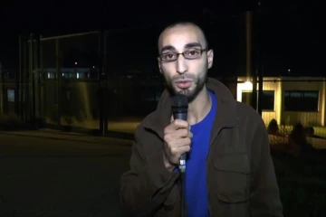 Capture d'une vidéo postée sur YouTube en 2014 montrant Fayçal Cheffou, se présentant comme journaliste indépendant, inculpé dans l'enquête sur les attentats de Bruxelles.