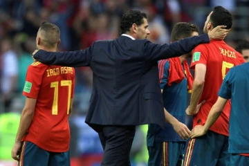 Le sélectionneur de l'Espagne Fernando Hierro réconforte ses joueurs après la défaite face à la Russie en 8e de finale duMondial le 1er juillet 2018