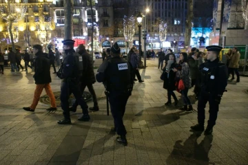 Policiers déployés le 31 décembre 2015 sur les Champs Elysées à Paris