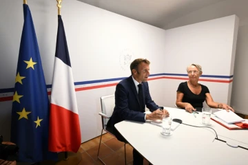 Le président français Emmanuel Macron (G) et la Première ministre Elisabeth Borne au Fort de Bregançon le 18 août 2022
