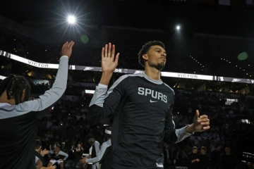 Le Français Victor Wembanyama des San Antonio Spurs est présenté avant le début du match de NBA contre les Houston Rockets, à San Antonio, le 26 octobre 2024