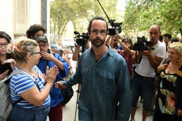 Le militant Cédric Herrou, devenu le symbole de l'aide aux migrants à la frontière franco-italienne, à l'extérieur du tribunal d'Aix-en-Provence le 8 août 2017