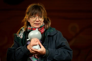 L'auteur de BD française Anouk Ricard pose après avoir reçu le "Grand Prix" du festival d'Angoulême (sud-ouest de la France), le 29 janvier 2025