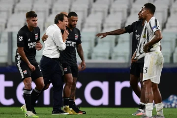 La joie des Lyonnais et de leur entraîneur Rudi Garcia après la qualification pour les quarts de finale de la Ligue des champions aux dépens de la Juventus, le 7 août 2020 à Turin