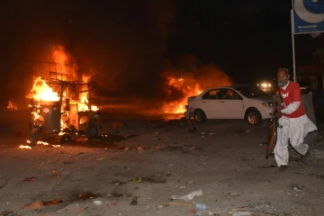 Un volontaire achemine une civière sur le lieu d'un attentat à Quetta, dans le sud-ouest du Pakistan le 12 août 2017 
