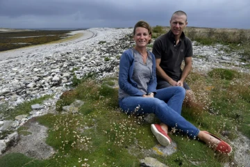Pendant dix ans, Soizic (g) et David (d) ont vécu sur un îlot désert au large de la Bretagne, le faisant revivre.