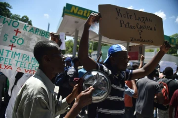Des manifestants à Port-au-Prince, le 24 août 2018 après un appel à la mobilisation lancé sur les réseaux sociaux pour dénoncer la corruption et la gestion opaque des fonds prêtés à Haïti par le Venezuela depuis plus d'une décennie