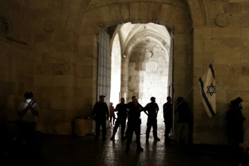 La police israélienne bloque l'accès à l'une des portes menant à la vieille ville de Jérusalem, le 3 octobre 2015