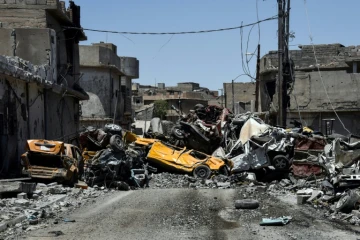 Des carcasses de voitures détruites à Mossoul, en Irak, le 9 juin 2017