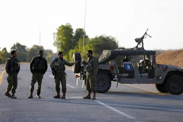 Des soldats israéliens bloquent une route à proximité de la frontière avec la bande de Gaza, le 30 octobre 2017, alors que le bombardement d'un tunnel par Israël a fait trois morts côté palestinien