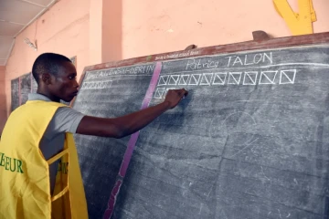Un officiel de la Commission électorale nationale compte les votes à Cotonou le 20 mars 2016