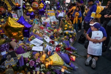 Des fans des Lakers rendent hommage à Kobe Bryant, le 31 janvier 2020 au Staples Center de Los Angeles