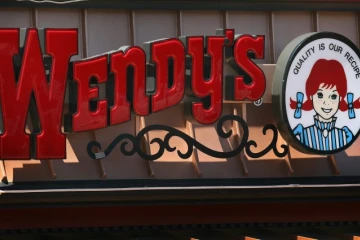 Carter Wilkerson, 16 ans, a posté le 5 avril sur son compte @carterjwm un échange avec la chaîne de fast-food Wendy's dans lequel il demande combien de retweets seraient nécessaires pour recevoir un an de nuggets gratuits.