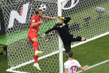 Le gardien de but de la Tunisie Mouez Hassen se blesse à une épaule lors du match contre l'Angleterre au Mondial, le 18 juin 2018 à Volgograd