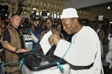 Le président guinéen sortant Alpha Condé vote, le 11 octobre 2015 à Conakry, lors des élections présidentielles