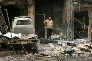 Un Syrien au milieu des ruines après des frappes de l'armée de l'air le 21 septembre 2015 à Alep