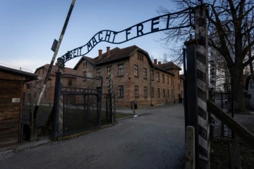 Une entrée du camp avec l'inscription "Arbeit macht frei" (Le travail rend libre), le 26 janvier 2025 à Oswiecim en Pologne